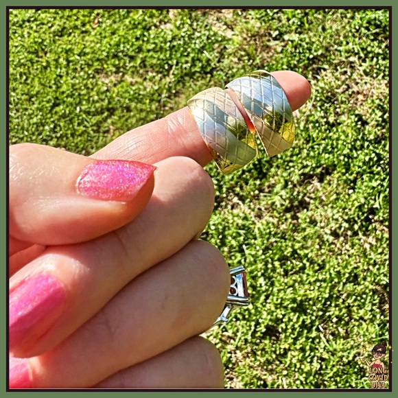 ✨NWOT/18k Gold Filled, Tri-Color, Smooth Lattice, Round Hollow Hoops - Picture 10 of 11